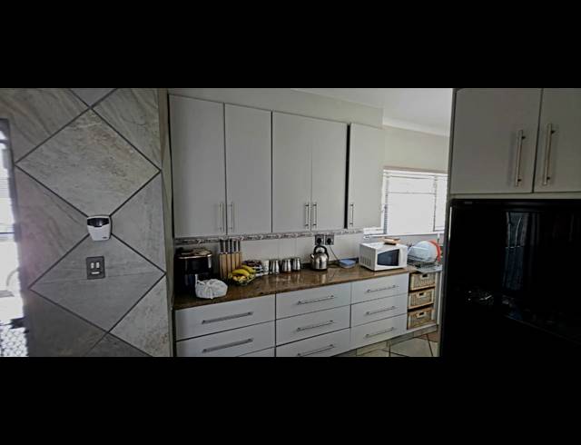 5 BEDROOM HOUSE TO LET IN DEL JUDOR EXT 4